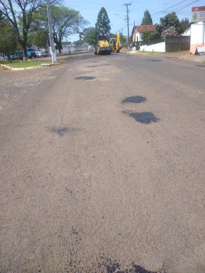 OperaÃ§Ã£o Tapa-Buracos estÃ¡ a todo vapor contemplando ruas do anel central e bairros de Laranjeiras do Sul